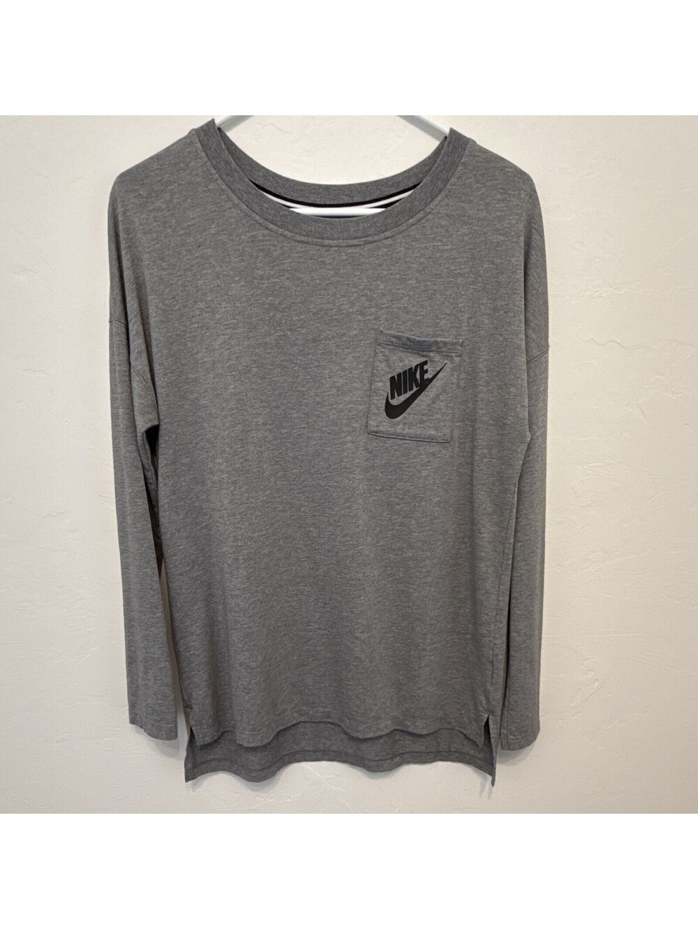 Nike Men's Gray Long Sleeve Crew Neck Pocket Logo Tee Size S Split-Tail